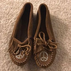 Brown peace sign Minnetonka moccasins
